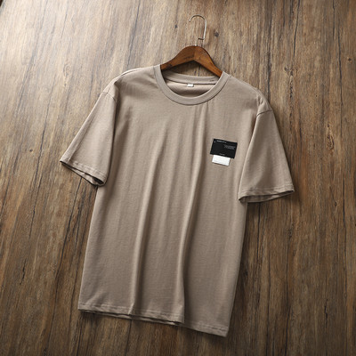 Embleemi ja ümara kaelusega meeste T-särgid