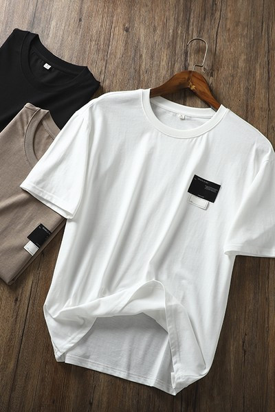 Embleemi ja ümara kaelusega meeste T-särgid