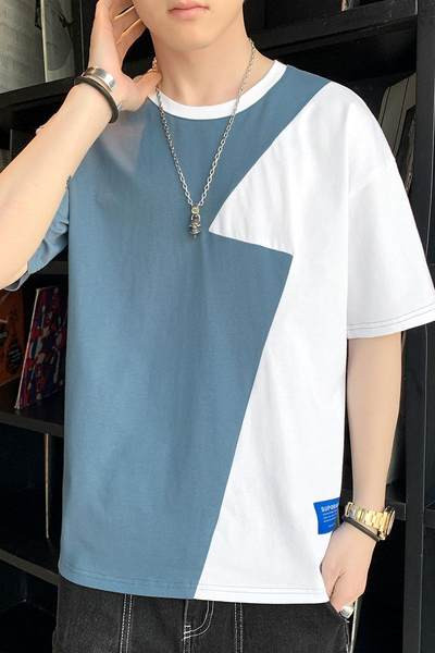 Meeste t-särk embleemi ja ovaalse kaelusega