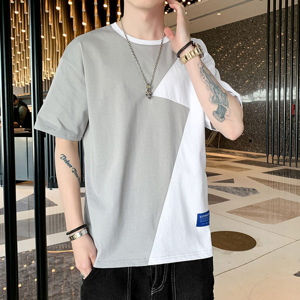 Meeste t-särk embleemi ja ovaalse kaelusega