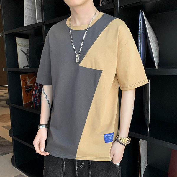 Meeste t-särk embleemi ja ovaalse kaelusega