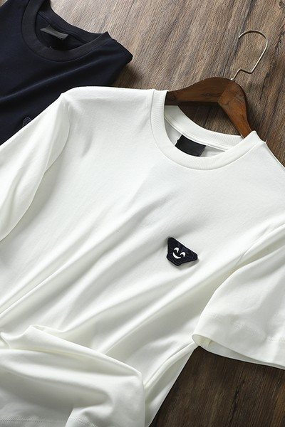 Meeste tikandiga lühikeste varrukatega T-särk