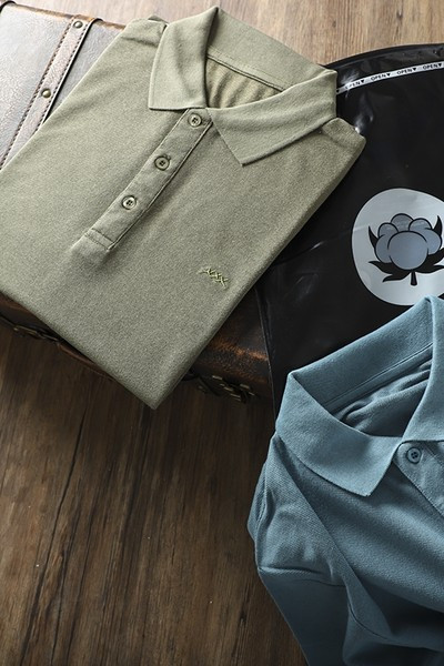 Muška majica s klasičnim ovratnikom i gumbima