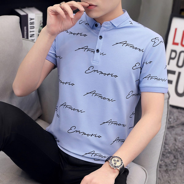 Moodne klassikalise krae ja mitmes värvitoonis nööpidega meeste T-särk