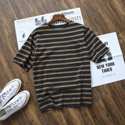 Triibuline meeste t-särk lühikeste varrukate ja ovaalse kaelusega