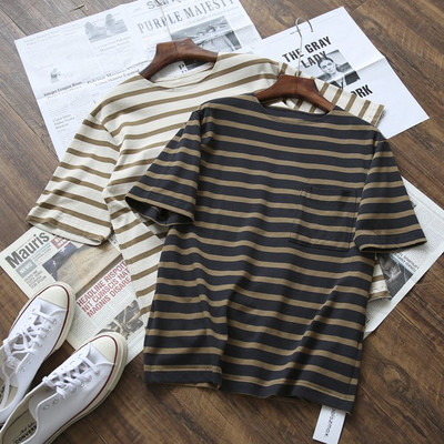 Triibuline meeste t-särk lühikeste varrukate ja ovaalse kaelusega