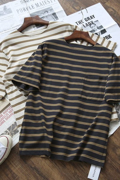 Triibuline meeste t-särk lühikeste varrukate ja ovaalse kaelusega