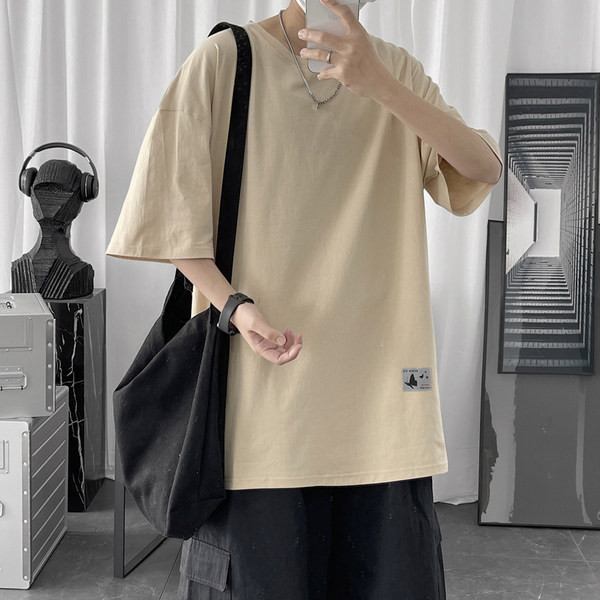 Lihtne meeste T-särk embleemiga