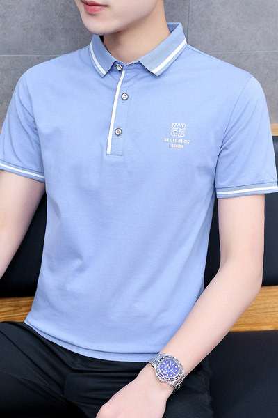 Kolmes värvitoonis klassikalise krae ja nööpidega meeste t-särk