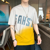 Meeste värviline T-särk kirja ja ümara kaelusega