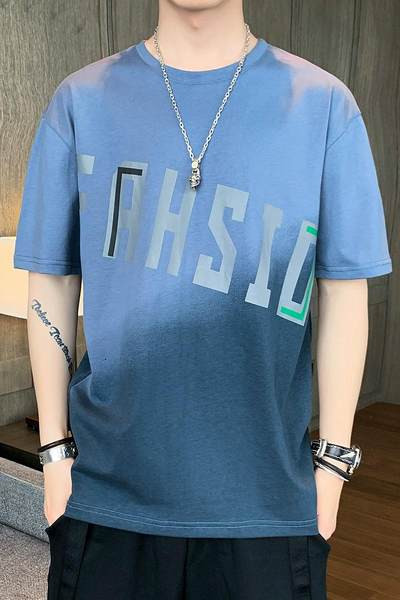 Meeste värviline T-särk kirja ja ümara kaelusega