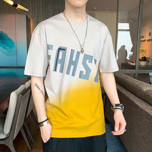 Meeste värviline T-särk kirja ja ümara kaelusega