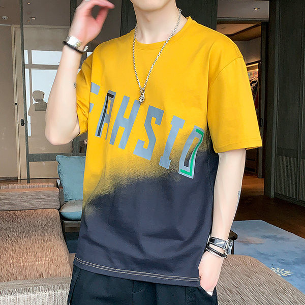 Meeste värviline T-särk kirja ja ümara kaelusega