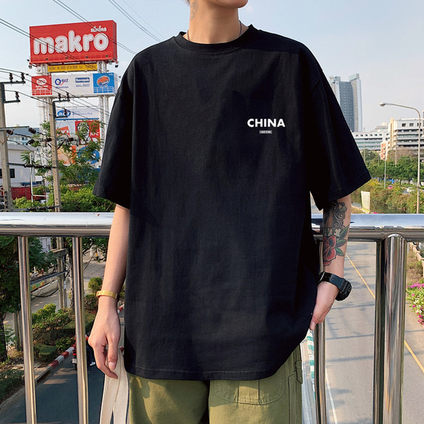 Широка лятна тениска с надпис за мъже