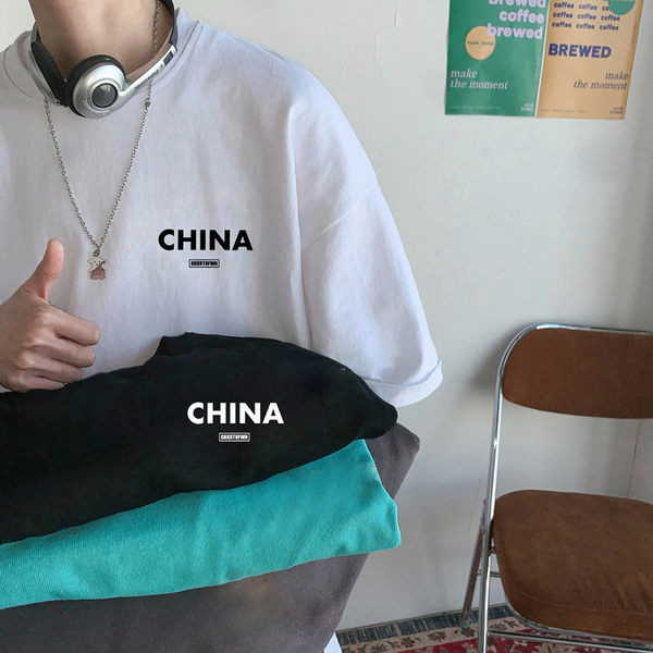 Широка лятна тениска с надпис за мъже