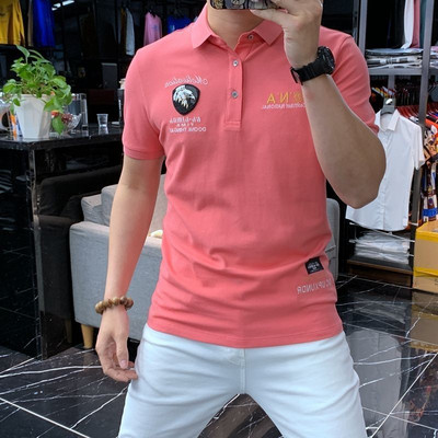 Klassikaliste kraenööpide ja tikandiga meeste t-särk