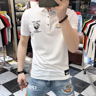 Klassikaliste kraenööpide ja tikandiga meeste t-särk