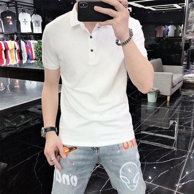 Klassikaliste kraenööpide ja tikandiga meeste t-särk