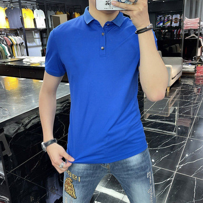 Klassikaliste kraenööpide ja tikandiga meeste t-särk