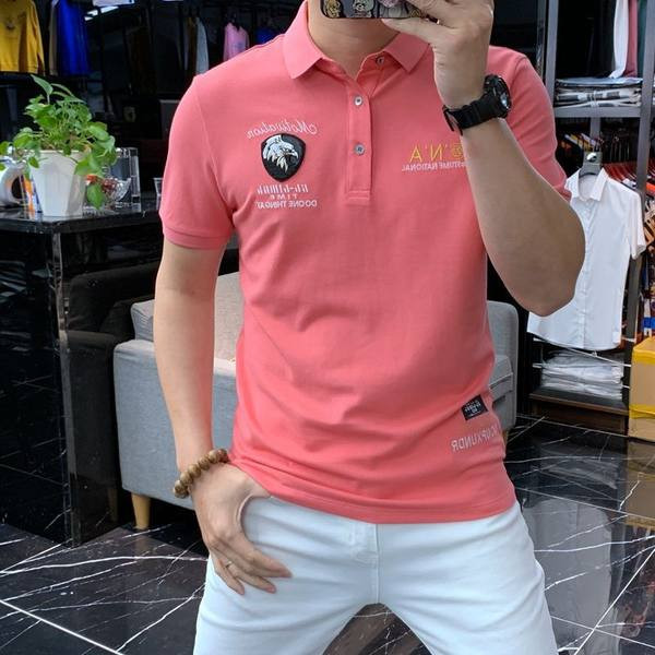 Klassikaliste kraenööpide ja tikandiga meeste t-särk