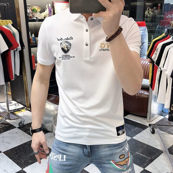 Klassikaliste kraenööpide ja tikandiga meeste t-särk