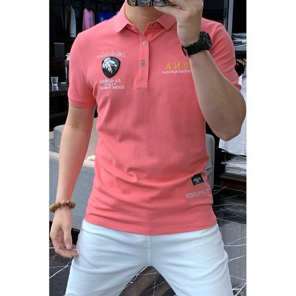 Klassikaliste kraenööpide ja tikandiga meeste t-särk