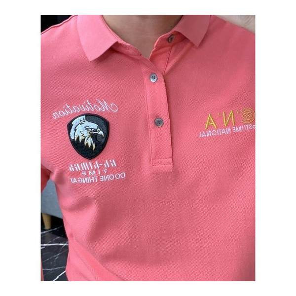 Klassikaliste kraenööpide ja tikandiga meeste t-särk