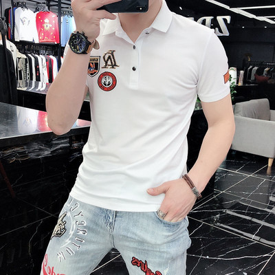 Klassikaliste kraenööpide ja embleemiga meeste t-särk