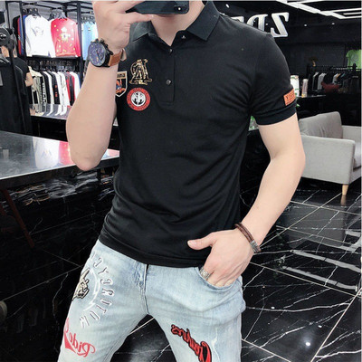 Klassikaliste kraenööpide ja embleemiga meeste t-särk