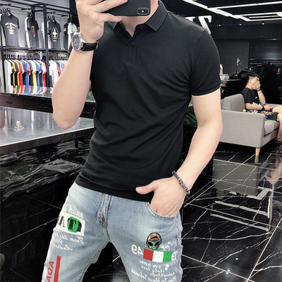 Klassikaliste kraenööpide ja embleemiga meeste t-särk