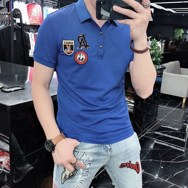 Klassikaliste kraenööpide ja embleemiga meeste t-särk