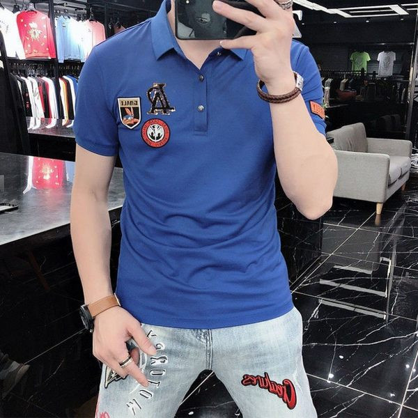 Klassikaliste kraenööpide ja embleemiga meeste t-särk