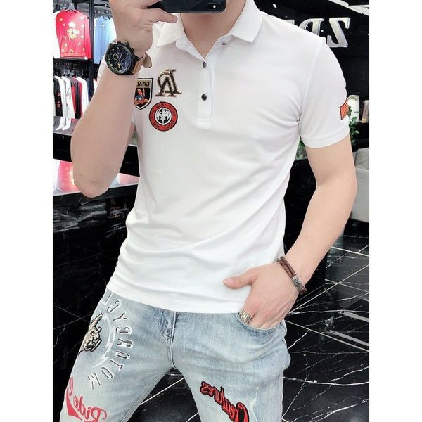 Klassikaliste kraenööpide ja embleemiga meeste t-särk