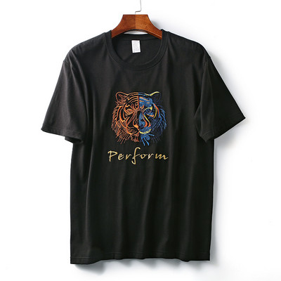 Мъжка тениска с бродерия лъв и обло деколте