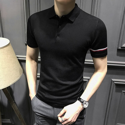 Klassikalise krae ja varrukapaelaga meeste t-särk