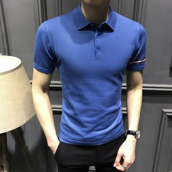 Klassikalise krae ja varrukapaelaga meeste t-särk