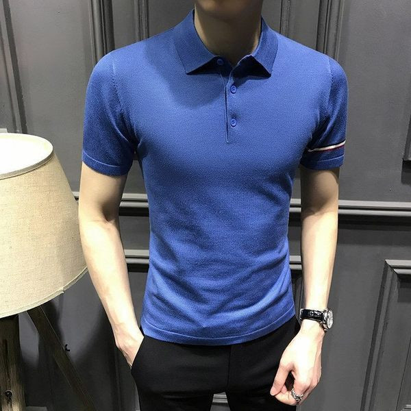 Klassikalise krae ja varrukapaelaga meeste t-särk