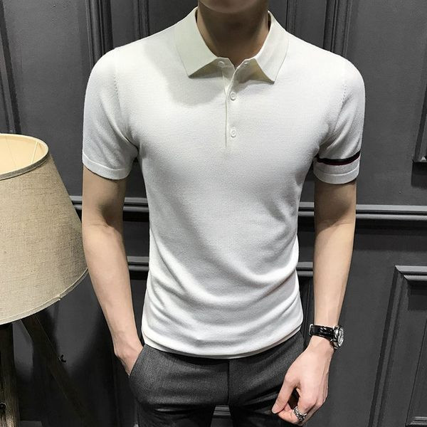 Klassikalise krae ja varrukapaelaga meeste t-särk