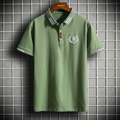 Moodne klassikalise krae ja nööpidega t-särk