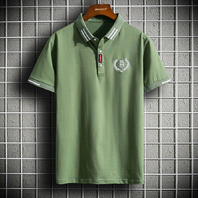 Moodne klassikalise krae ja nööpidega t-särk