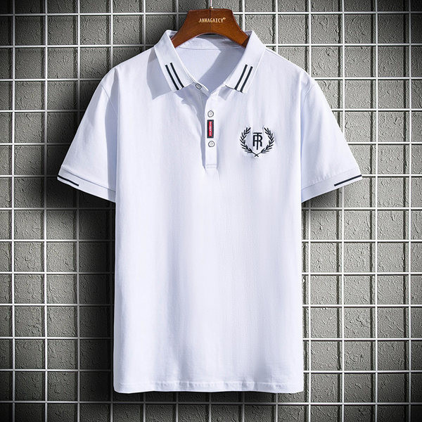 Moodne klassikalise krae ja nööpidega t-särk