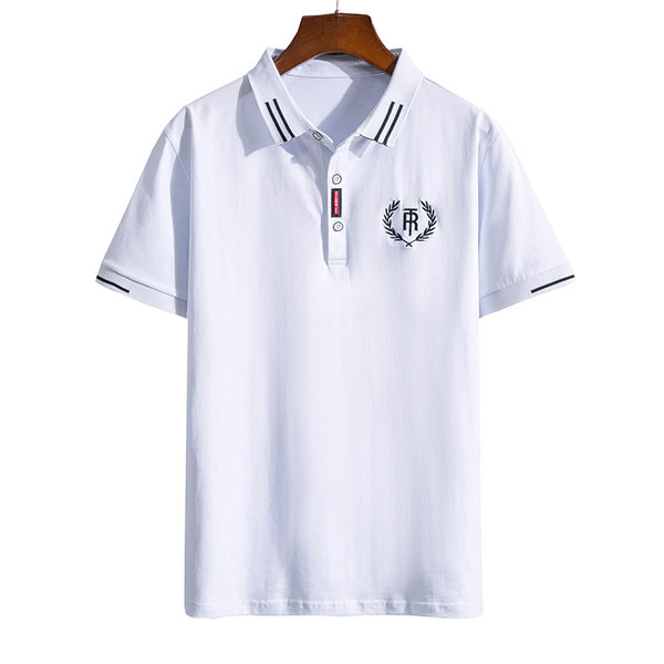 Moodne klassikalise krae ja nööpidega t-särk