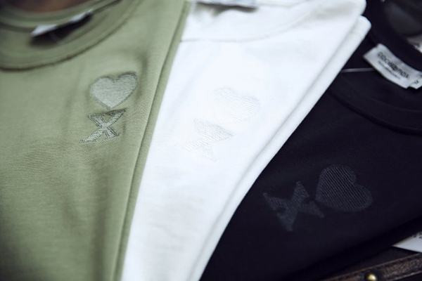 Meeste tikandi ja ümara kaelusega T-särk