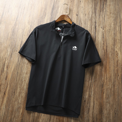 Muška majica s patentnim zatvaračem i aplikacijom