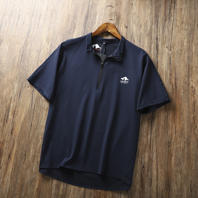 Muška majica s patentnim zatvaračem i aplikacijom