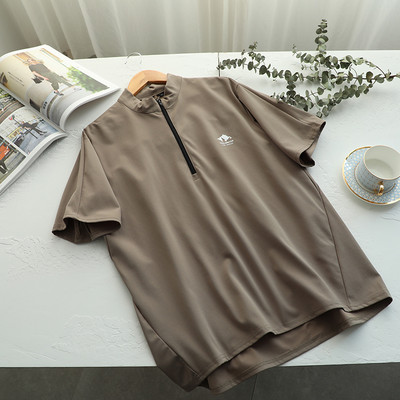 Muška majica s patentnim zatvaračem i aplikacijom