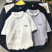 Klassikalise krae ja embleemiga suvine pluus