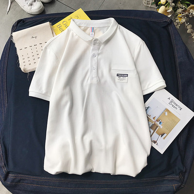 Klassikalise krae ja embleemiga suvine pluus