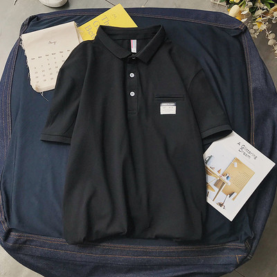 Klassikalise krae ja embleemiga suvine pluus