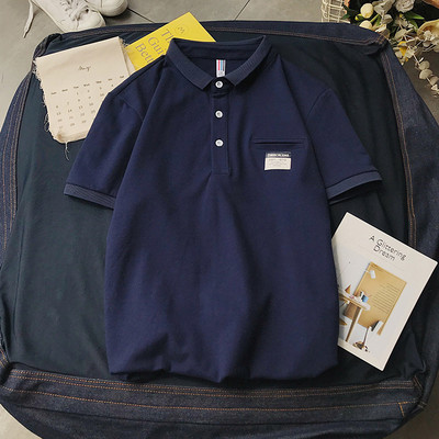 Klassikalise krae ja embleemiga suvine pluus